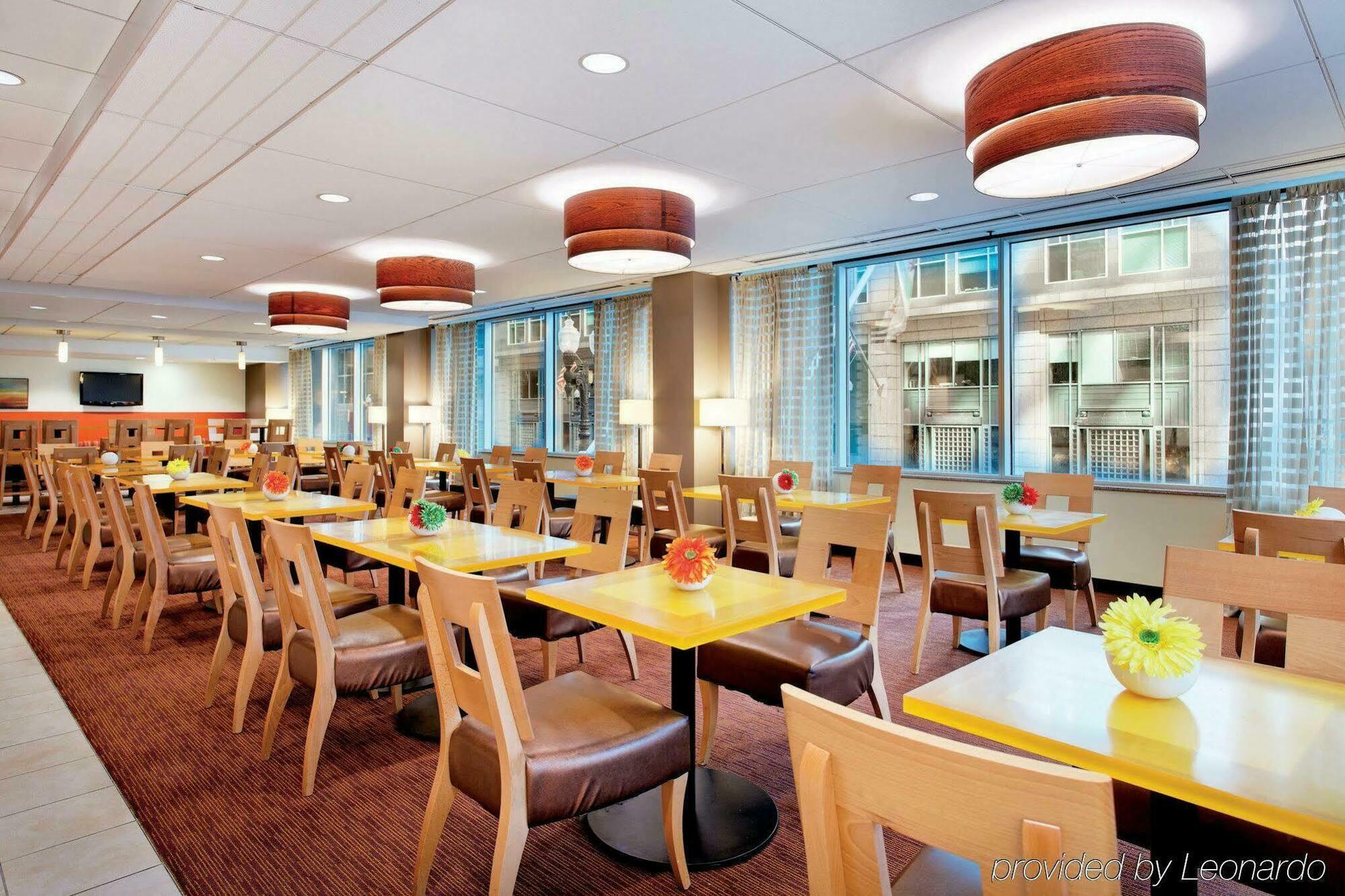 La Quinta Inn & Suites by Wyndham Chicago Downtown Hotel