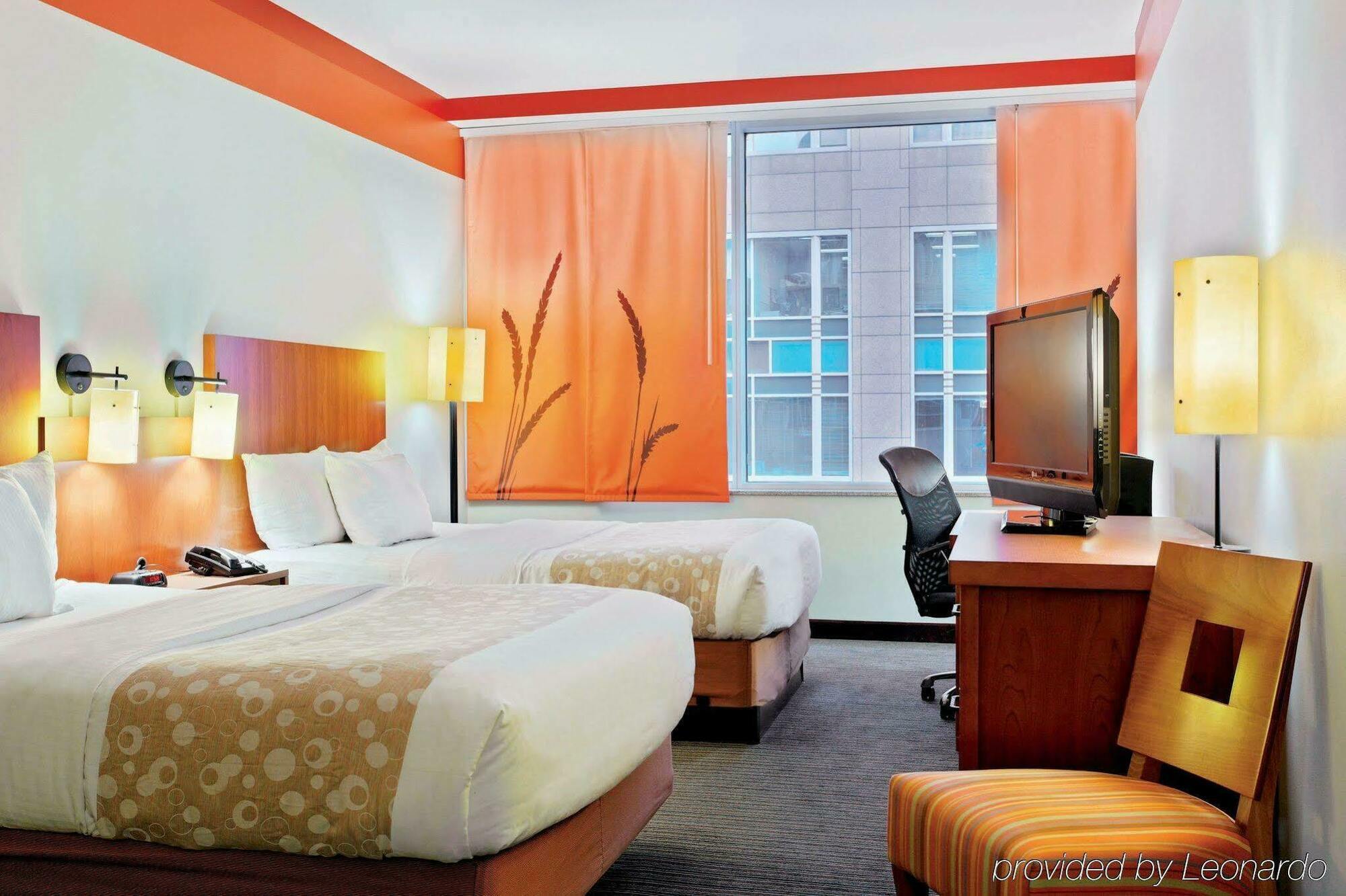 La Quinta Inn & Suites by Wyndham Chicago Downtown Hotel