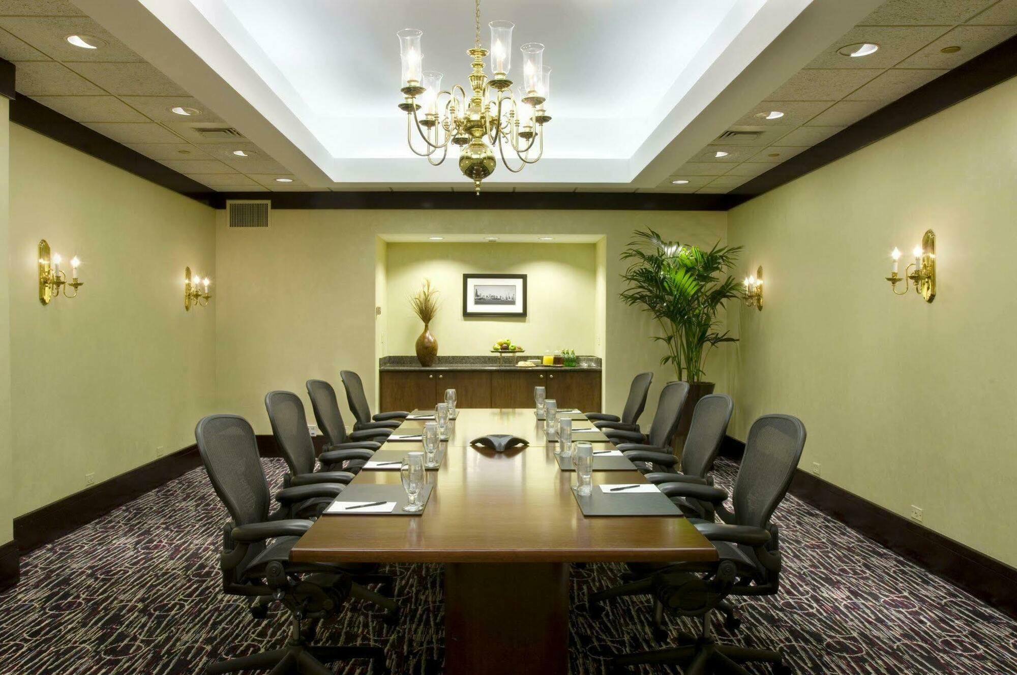 Hotel Doubletree By Hilton Magnificent Mile 4*