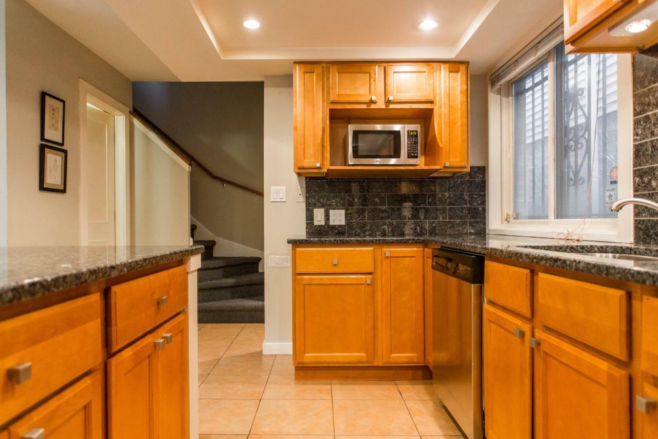 Designer Themed 4 Bedroom In Location With Patio And Fireplace *