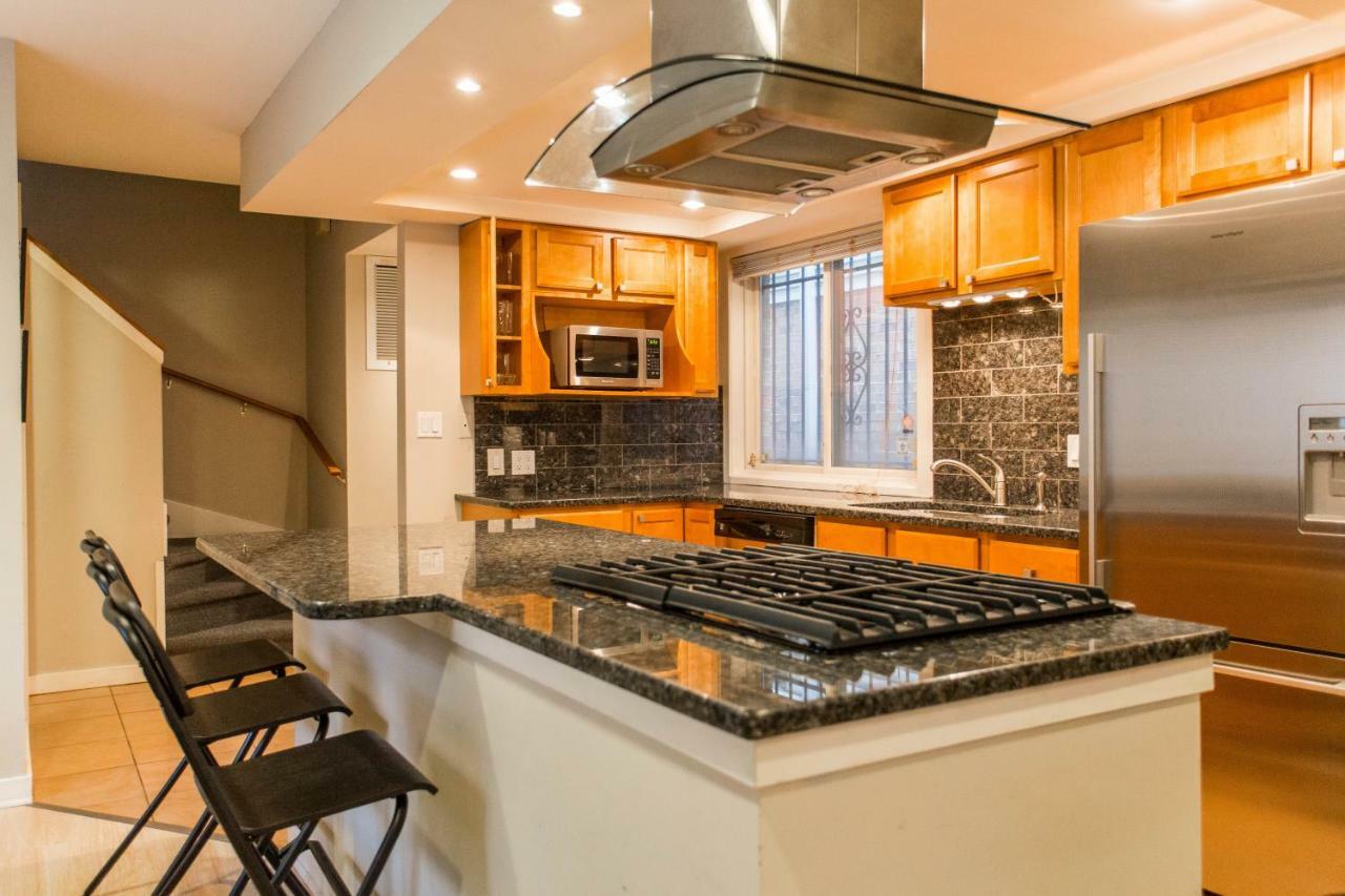 Holiday home Designer Themed 4 Bedroom In Location With Patio And Fireplace Chicago