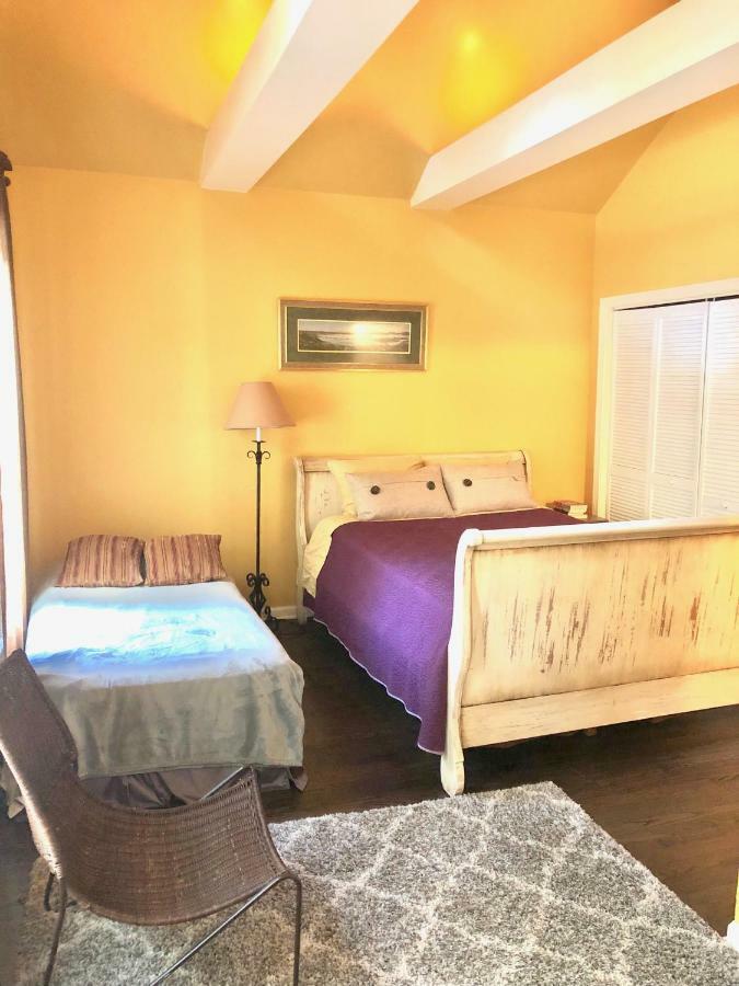 3 Bedroom Spacious In Ideal Location W Free Parking Back Yard Pets Welcome Casa de Férias