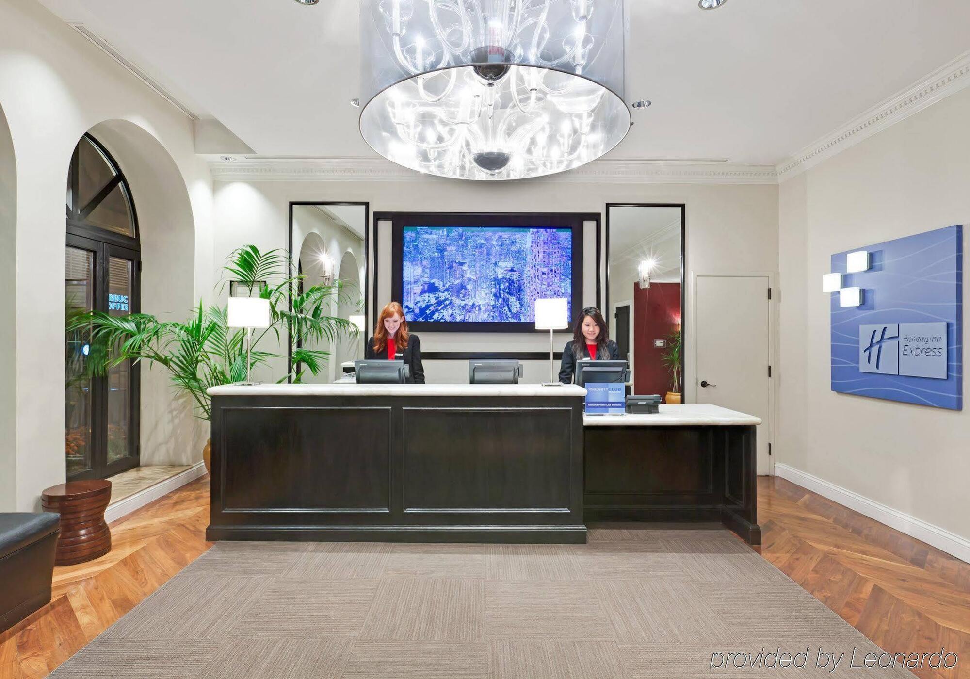 Hotel Express - Magnificent Mile By Ihg 3*