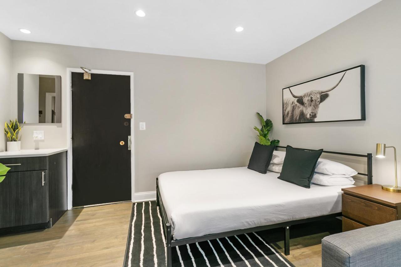 In Close To Boystown - Oakdale 204 Rep Chicago